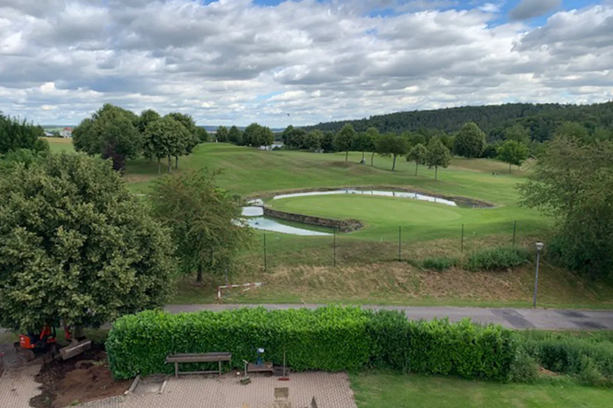 Ausblick auf die Golfanlage am Twistesee.