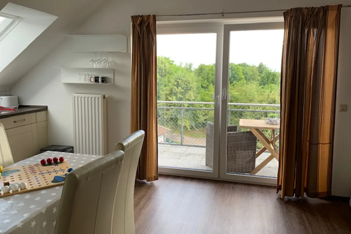 Essbereich in der Ferienwohnung mit Golfplatz am Twistesee.