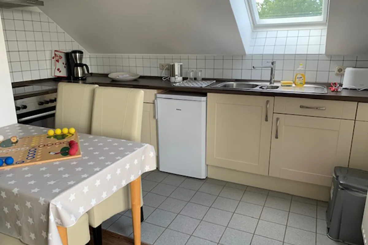 Küche in der Ferienwohnung mit Golfplatz am Twistesee.