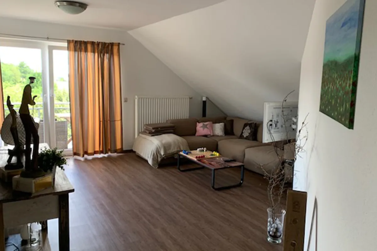 Wohnbereich der Ferienwohnung mit Golfplatz am Twistesee.