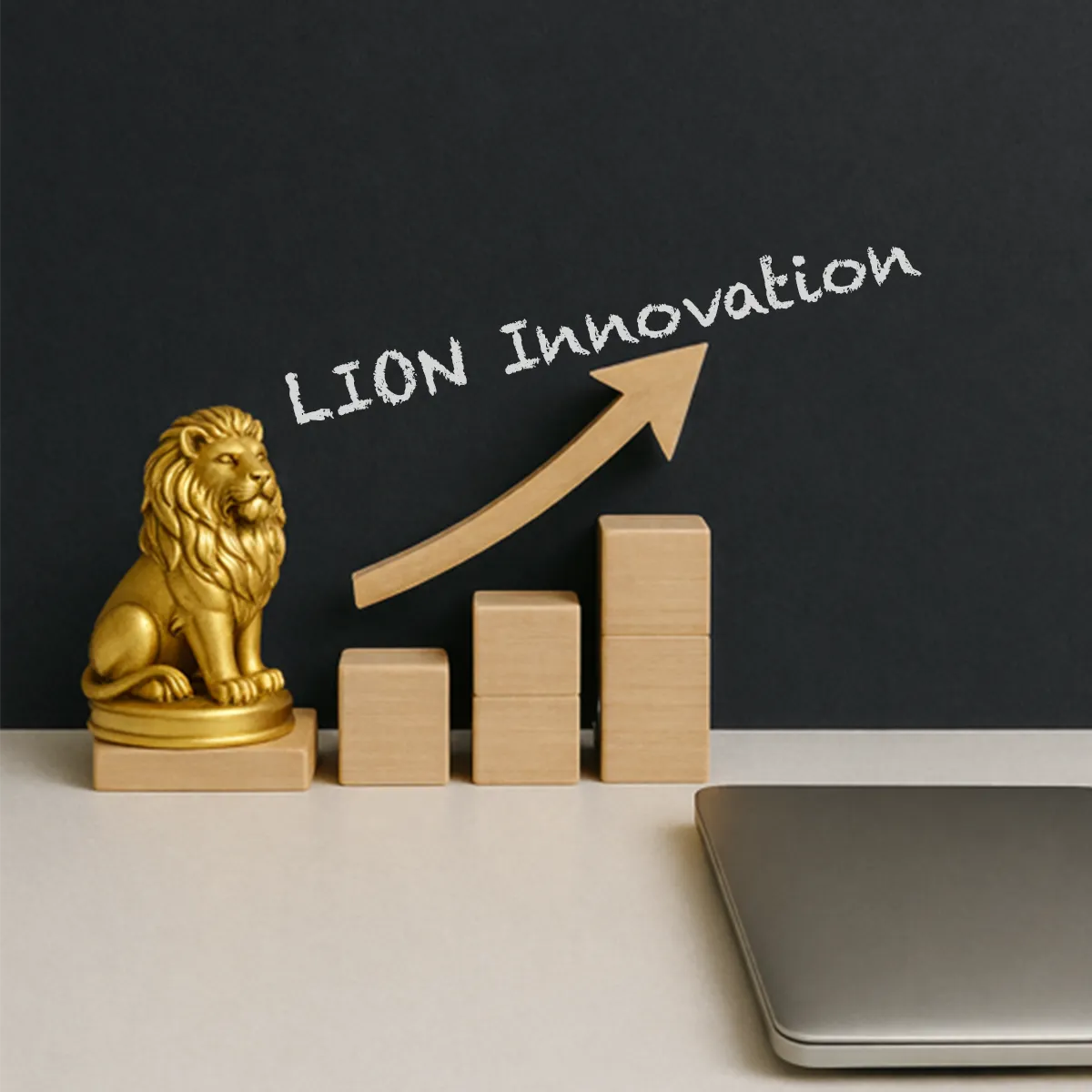 Eine kleine Löwenstatur auf einem Diagram aus Holzklötzen und ein Laptop die auf einem Tisch liegen.